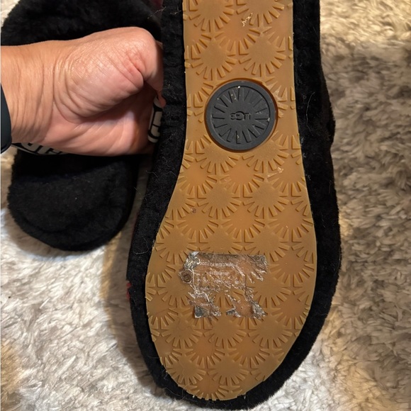 UGG Women's Black and Red Slippers Size 8 - Picture 5 of 7